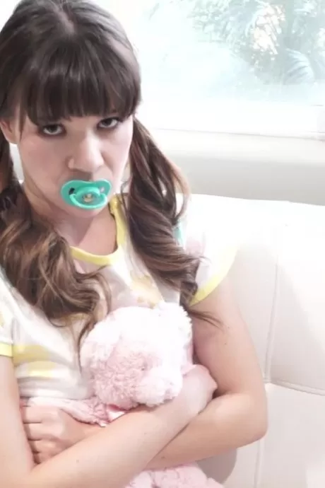 Молодая брюнетка щеголяет пустышкой после того, как показала свои упругие сиськи и лысую киску