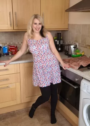 Толстая пожилая домохозяйка играет со своими сосками, прежде чем поиграться со своей пиздой дома