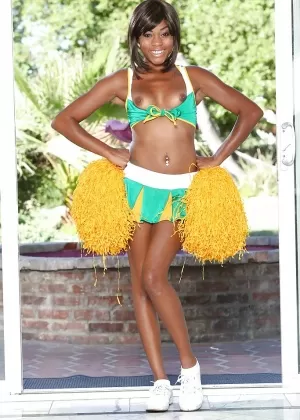 Молодая порнозвезда Бейли Би намыливает свою молодую подстриженную киску на открытом воздухе