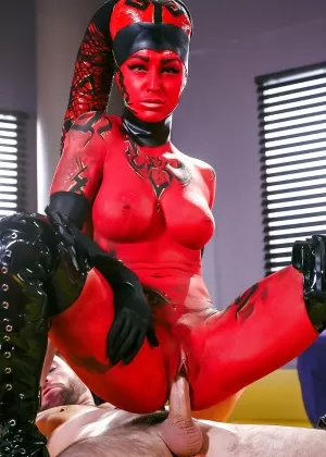 Мастурбирующая европейская фетишистка Зара Дюроз играет с киской в латексном наряде