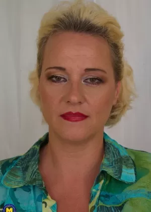 Пожилая блондинка имеет свои большие сиськи и бритую киску, о которых заботится ее игрушечный мальчик