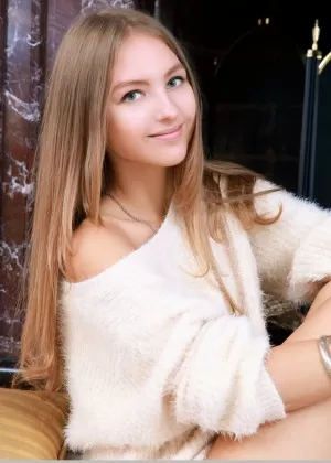 Красивая русская молоденькая Изабель А обнажает свою аппетитную киску во время обнаженных поз