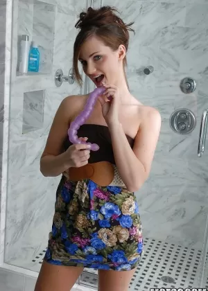 Молодая девушка Эшли Андерсон мочит свои большие сиськи и сексуальную задницу в душе