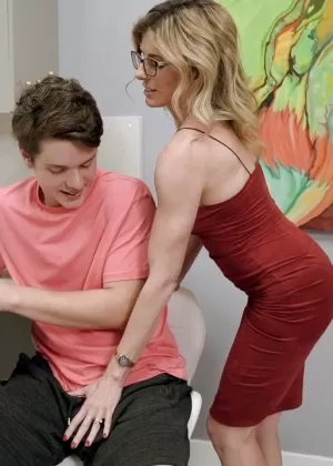 Старшая и младшая лесбиянки Руби Рико Арвен занимаются сексом на диване.