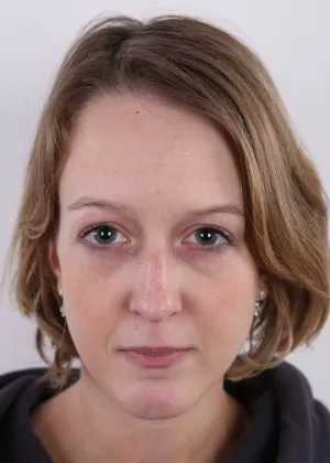 Любительская модель из Праги снимает с себя одежду, пока не остается голой задницей