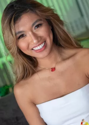 18-летняя блондинка Такер Старр принимает огромный член в тугую попку