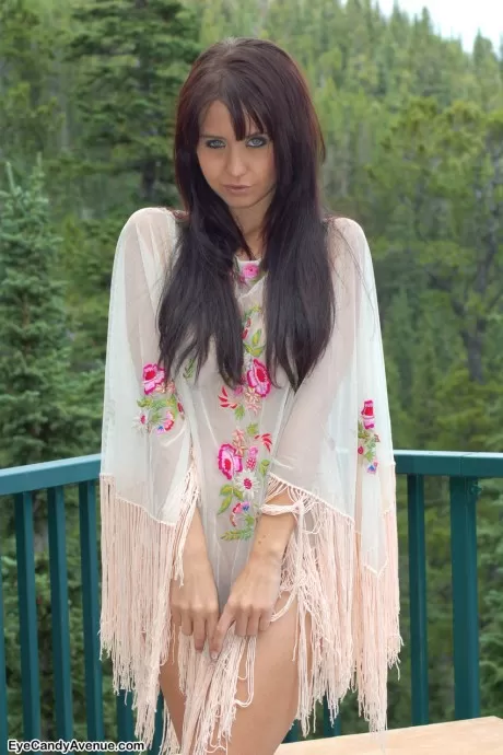 Молодая любительница Крисси раздевается догола в обуви на веранде в 3