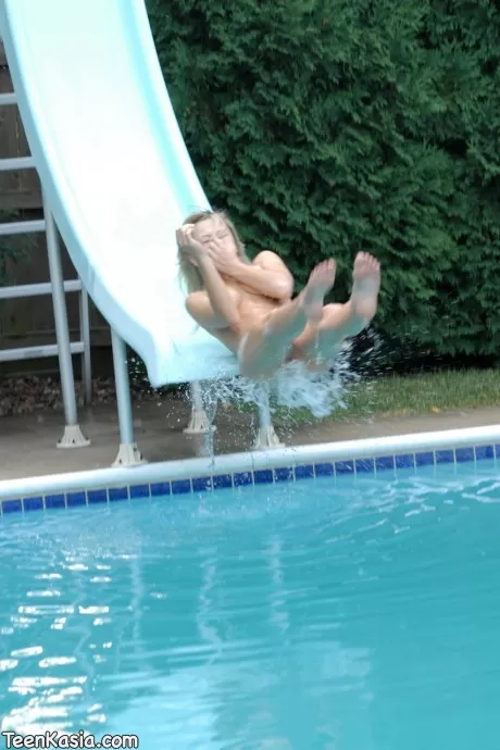 Молоденькая блондинка Кася снимает бикини перед тем, как нырнуть в воду о 10