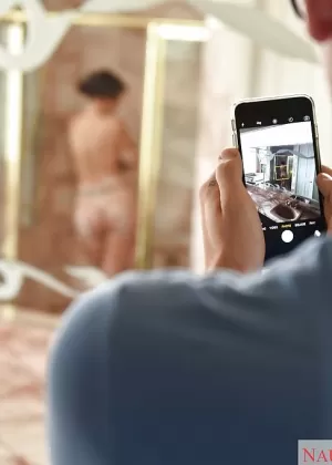 Горячая жена Райли Рид делает своему мужу минет после работы