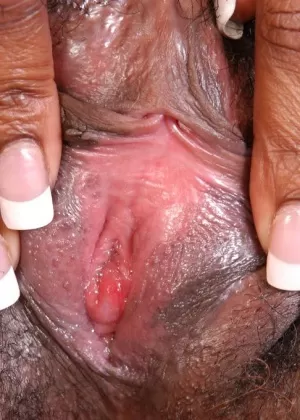 Пухленькая черная цыпочка обнажает большие зрелые сиськи и задницу, прежде чем раздвинуть бобра