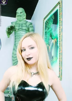 Светлокожая блондинка Эйден Старр надевает длинное латексное платье, чтобы позировать обнаженной на каблуках