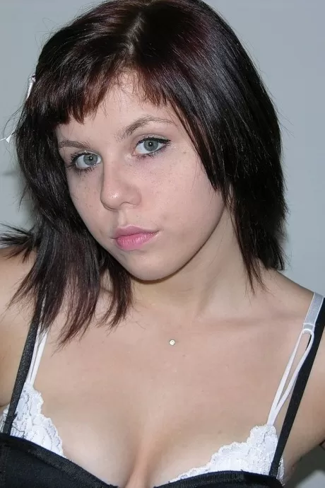 Симпатичная девочка-подросток показывает своему папе палец после стриптиза для выступления обнаженн 4