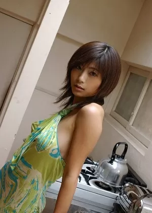 Чувственная азиатская красотка с волосатой киской снимает свое прозрачное бикини