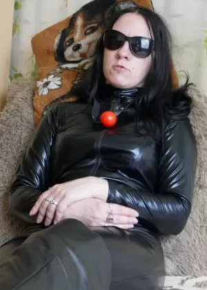 Мистические девушки-модели, полностью одетые в кожаную одежду и темные солнцезащитные очки