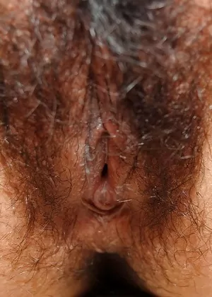 Горячая японская девушка обнажает свои упругие сиськи и кусты в тюремной камере