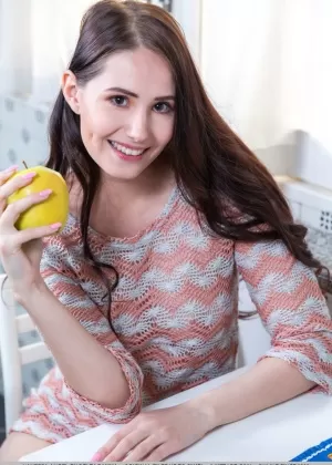 Молодая брюнетка Хейли Сандерс раздевается догола в туфлях на каблуках с ремешками на щиколотках