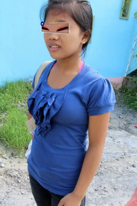 Пухленькая азиатка с идеальными сиськами раздвигает сладкую круглую попку и ее подстригают