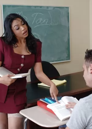 Симпатичная молоденькая азиатка снимает свою школьную форму, чтобы раздеться в носках и на каблуках