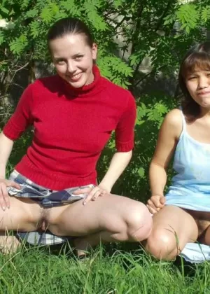 Толстая зрелая растягивает свою задницу и засовывает дерьмо в свою волосатую пизду