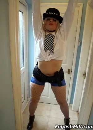 Старухи Клэр Найт мастурбирует секс-игрушкой в белых перчатках