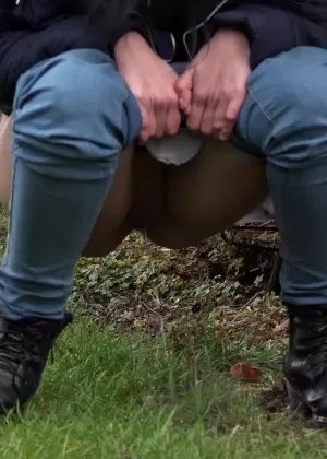 Крупным планом писает темноволосая красотка с бритой киской