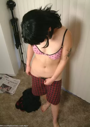 Стройная любительская азиатка Кэди подвергает свою волосатую киску пристальному вниманию