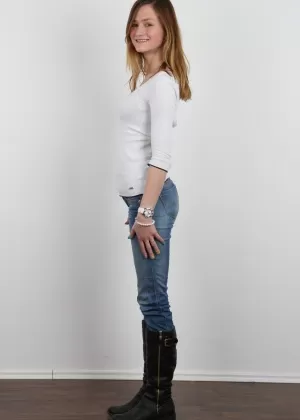 Большая сиськастая Лилиан Фэй смачивает свою обтягивающую рубашку и показывает свои массивные сиськи