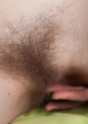 Рыжеволосая любительница Лилия играет со своим пышным кустом после раздевания