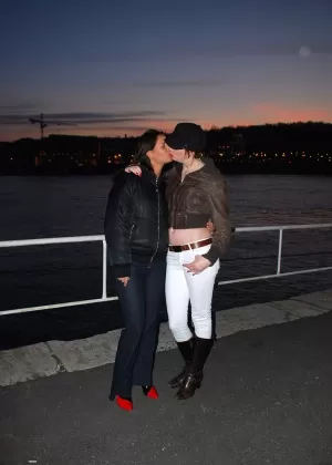 Зрелая порнозвезда Эрика Лорен сосет палец ноги, обтянутый шлангом, после мастурбации