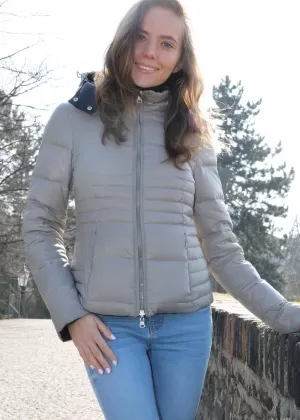 Соло девушка сверкает своими красивыми сиськами, прежде чем натянуть джинсы на свою шикарную задницу