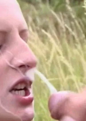 Худенькая цыпочка Кэти заливает свое лицо спермой после траха в высокой траве