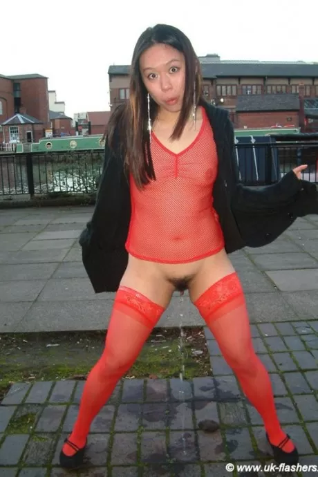 Развратные лесбиянки играют в писающие игры во время БДСМ секса в душевой