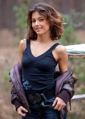 Худенькая подросток Отилия голышом развалилась на стуле широко раздвинув свои худые ноги