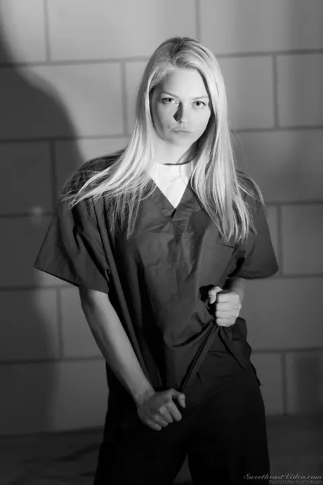 Молоденькая блондинка Алли Рей снимает тюремную одежду, чтобы позировать обнаженной в своей камере