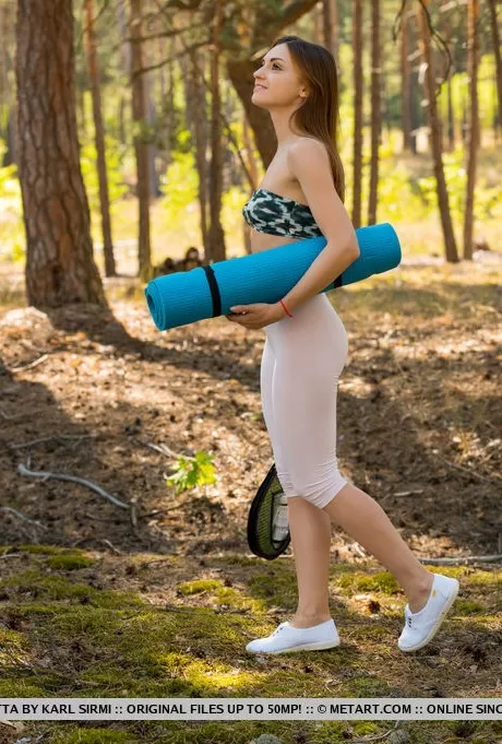 Молодая девушка-одиночка Джульетта полностью раздевается во время занятий йог 1