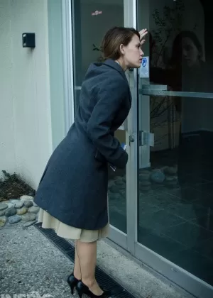 Любопытная женщина обнаруживает, что ее подвергают невероятным пыткам в подземелье