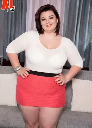 Диана представляет свои гигантские сиськи и толстую киску в развратном соло на открытом воздухе