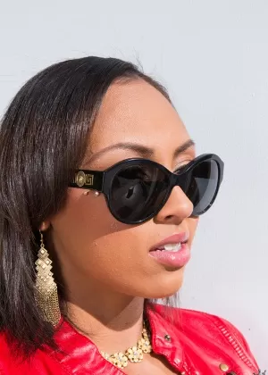 Грудастая негритянка Черри Хилсон позирует в красной кожаной куртке и солнцезащитных очках