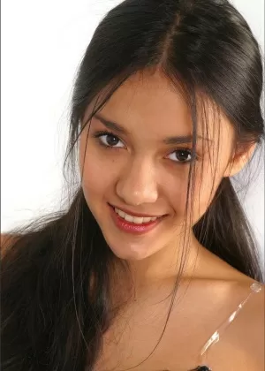 Красивая индийская подросток Сабин полностью раздевается на растрепанной кровати