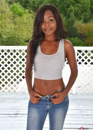 Классная зрелая женщина Даника Коллинз обнажает огромные сиськи, прежде чем погладить свою киску