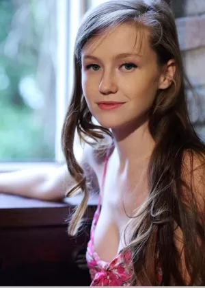 Красивая молодая Эмили Блум задирает свое платье, чтобы показать сладкую волосатую киску