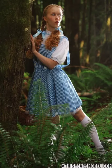 Очаровательная рыжеволосая молоденькая Долли Литтл раздевается догола в белых носк 1