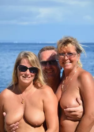 Две блондинки с отвисшими сиськами наслаждаются горячим отсосом и трахом на пляже втроем