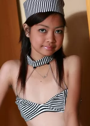 18-летняя азиатка демонстрирует свою натуральную киску, сняв свой наряд