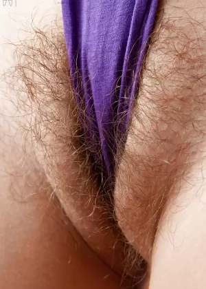 Все виды любительских девушек с их волосатыми пиздами на виду