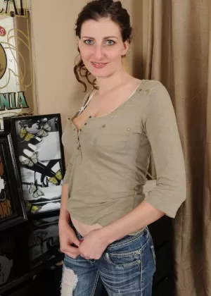 Любительская девушка Никки Симс надевает выцветшие джинсы поверх хлопчатобумажного нижнего белья