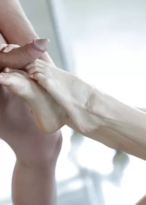 Длинноногая брюнетка мама Криста Касло делает футфетиш ногами в сетчатых чулках