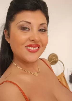 Fatty mature Holly Taylor shows her amazing big natural boobs