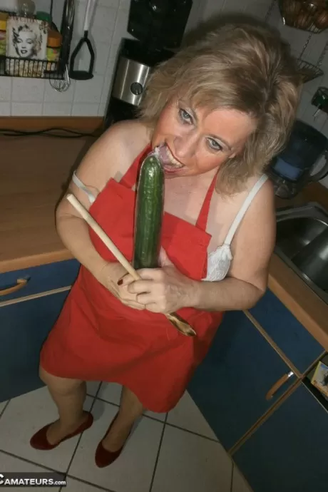 Распутная домохозяйка-любительница Каро не смогла удержаться от мастурбации на кухне