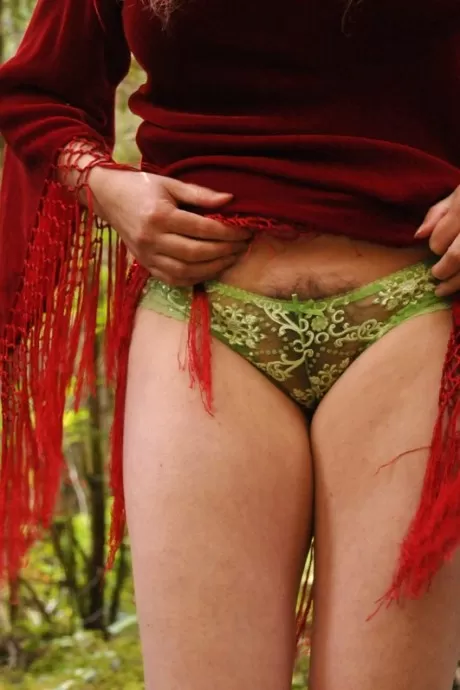 Зрелая любительница показывает свою голую задницу после раздевания в старовозрас 3